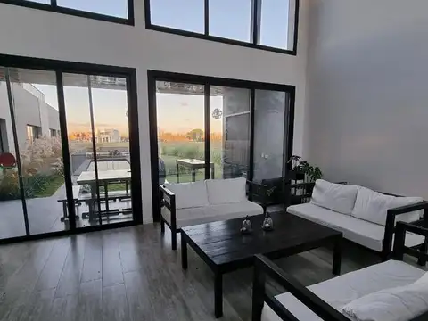 Casa 8 ambientes con 4 baños