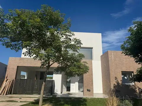Casa en Venta en Pilar del Este - San Ramiro, USD 220.000