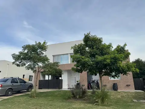 Casa 6 ambientes con 2 baños