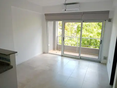 Duplex de 2 ambientes con balcón frente a la plaza.