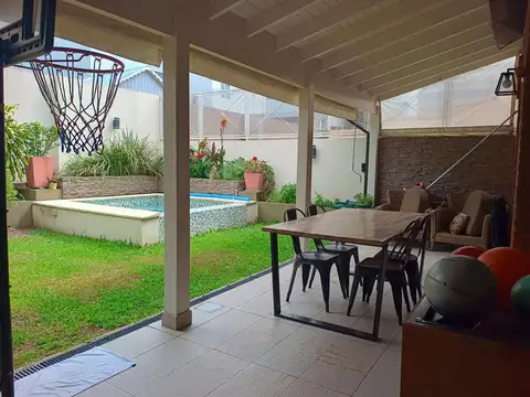 Casa de categoría con jardín, playroom y cochera doble en Martínez