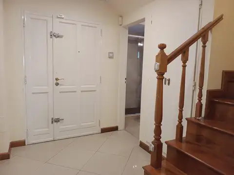 Casa de categoría con jardín, playroom y cochera doble en Martínez