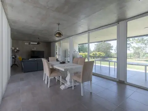 Casa 6 ambientes con 2 baños