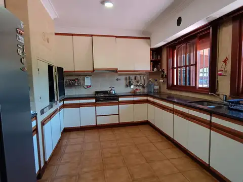 Casa en Pacheco con pileta y espacio independiente rentable en el mismo lote