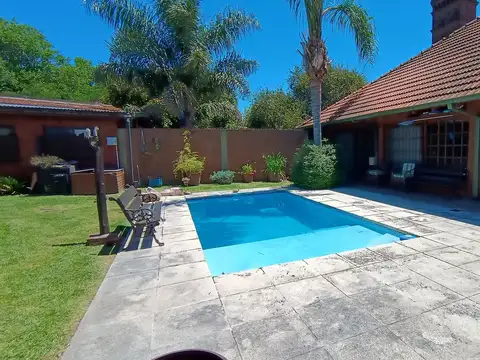 Casa en Pacheco con pileta y espacio independiente rentable en el mismo lote