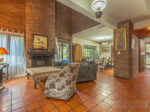 Casa 7 ambientes con 5 baños