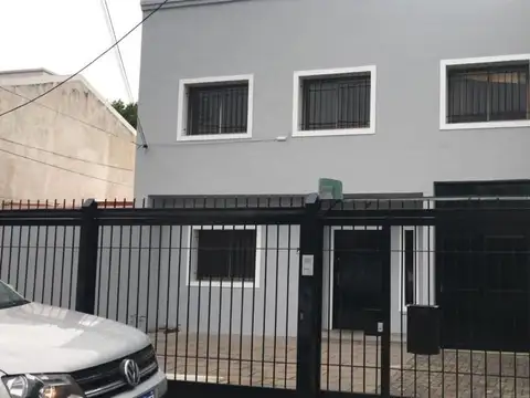 Muy buen Galpón depósito a 1 cuadra de Av. Mitre