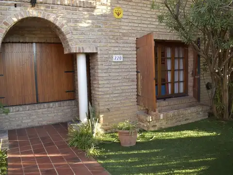 Vendo Casa de 4 dormitorios en Ciudad del Rosario