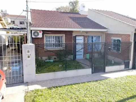 CASA 4 AMBIENTES EN VENTA EN LONGCHAMPS APTA CREDI