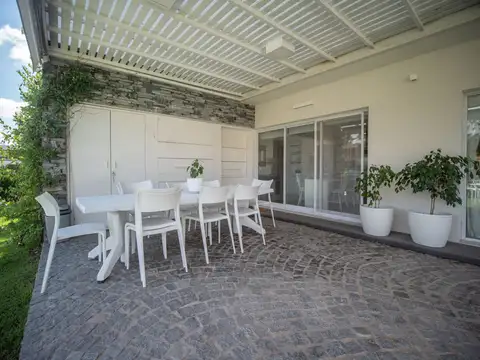 Casa en Alquiler con 1 cochera