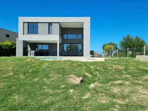 Casa a estrenar a la laguna, con pileta,San Matías A 5