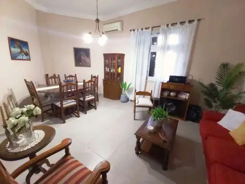 Hermosa casa 5 amb. 2 dormitorios en suite. Lav indep. Pequeña terraza. A tres cuadras del parque 