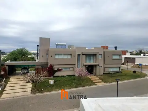 Casa de Categoría en Venta, Santiina Norte - Valle Escondido