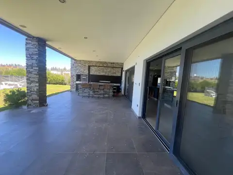 Casa 7 ambientes con 4 baños