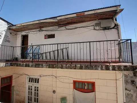 Estratégico Edificio en Block de amplio local mas oficinas sobre Av Bernardo Irigoyen, Constitución