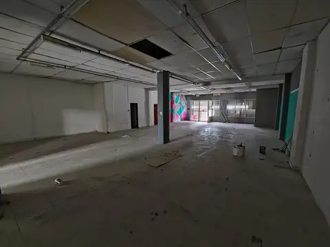 Excelente propiedad con amplio local en venta en Laferrere Luro