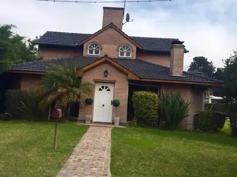 Casa en alquiler temporario c/ cochera en Loma Verde