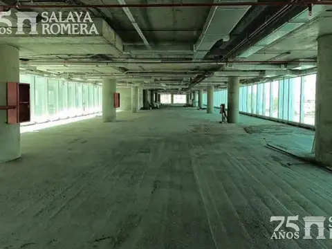 Oficina en Venta con 8 cocheras