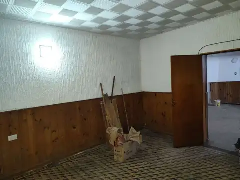 Local  al frente sobre calle Cafferata.