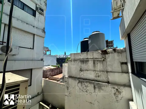 -ALQUILER- Ambiente equipado amoblado muy luminoso, 2° piso por escalera.