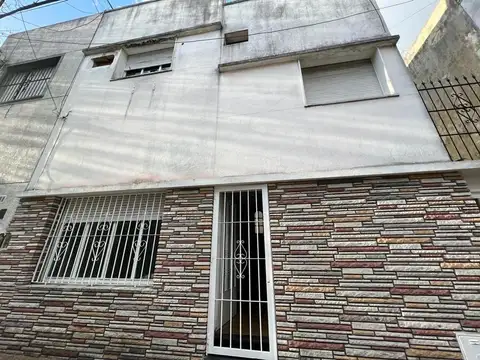 CASA EX MUNICIPAL EN DOS PLANTAS CON PATIO