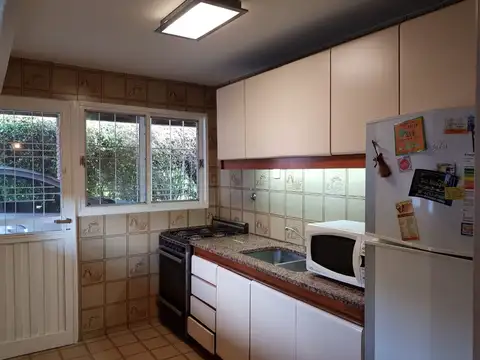 Casa 4 ambientes con 2 baños