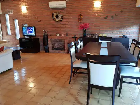 Casa en Venta con 2 cocheras