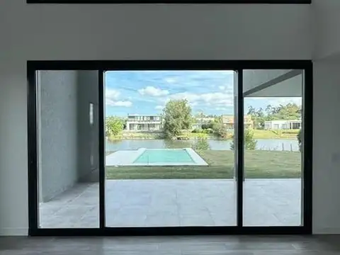 Casa en Venta con 4 cocheras