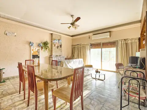 Venta Casa en Block en Lomas del Mirador con Dos PH Individuales de 3 Ambientes y Local Comercial