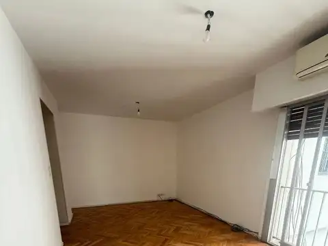 2 Ambientes - Lateral - Balcon Frances - Muy Luminoso - Seguridad