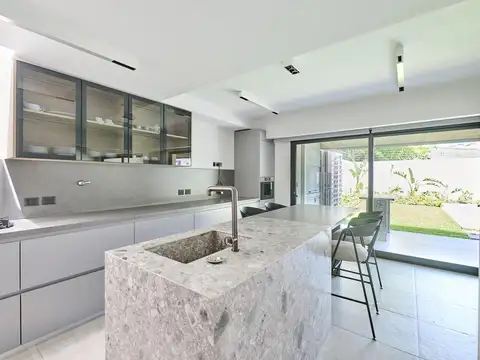 Casa en Venta con 4 cocheras