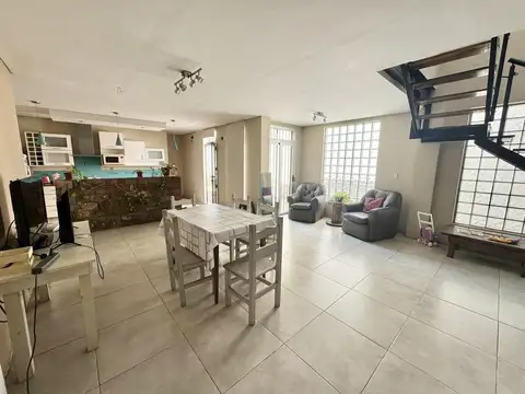 Casa 5 ambientes con 3 baños