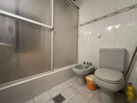 REMAX VENDE/CASA-LOCAL/ESQUINA/B° SARMIENTO