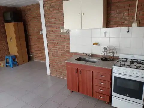 Monoambiente escalera muy luminoso.