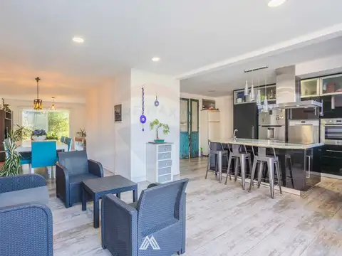 Casa 5 ambientes con 4 baños