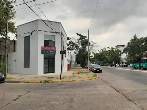 Local en bajada de autopista