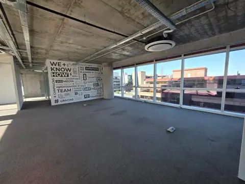 Oficina en Alquiler con 4 cocheras