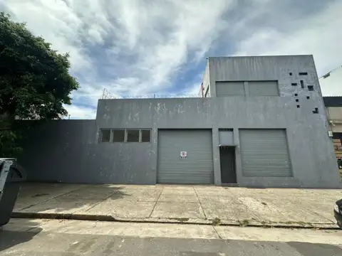 Galpón Comercial Estratégico con Oficinas, Vestuarios y Terraza