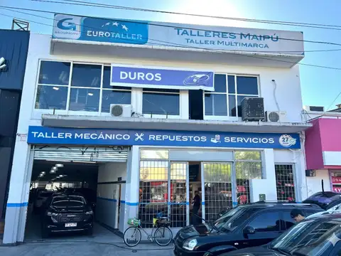 Local de 1000 m² con Rampa de Concreto. Pisos de Cemento, Techo Parabolico. Gran Frente y Vidriera.