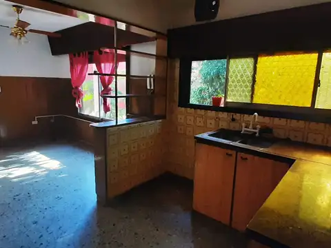 Casa 4 ambientes con 2 baños