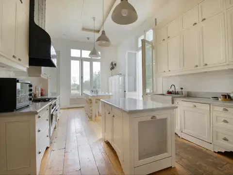 Casa 8 ambientes con 4 baños