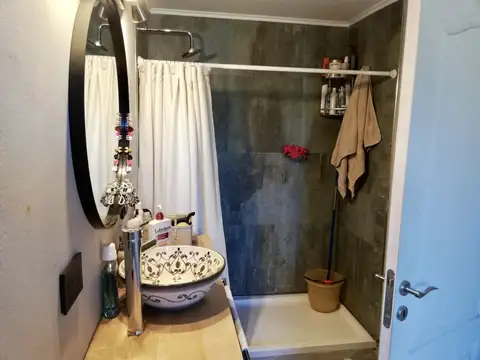 Excelente y moderna casa (en PH) de 4 ambientes, con entrada de auto y amplio jardín libre.