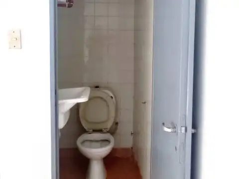 Local sobre Lacroze. Frente vidriado, cortina metálica y baño. Buen estado. Excelente Ubicación