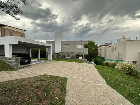 Casa 4 ambientes con 4 baños