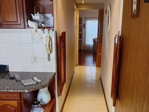 Casa con departamento al fondo, gran parque y cochera cubierta