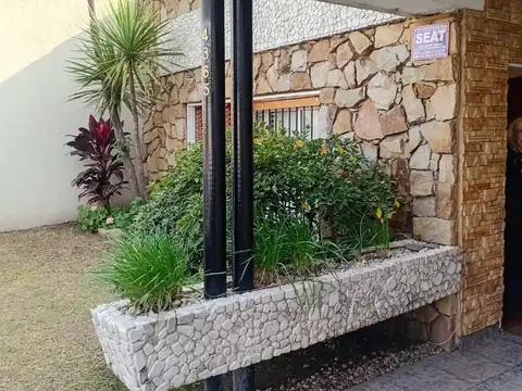 Casa con departamento al fondo, gran parque y cochera cubierta