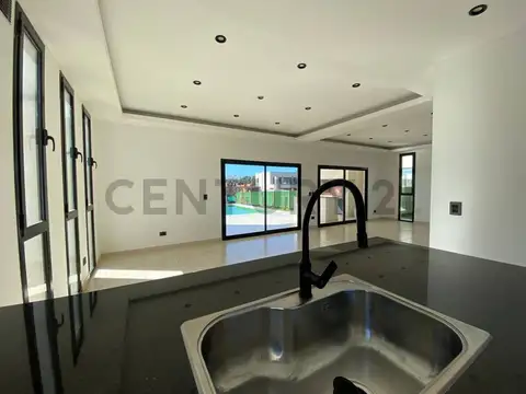 CASA CON PILETA Y RIEGO