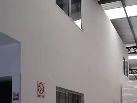 EN VENTA HERMOSO GALPON EN CASEROS TODO HECHO A NUEVO, ZONA INDUSTRIAL - FICHA 7949