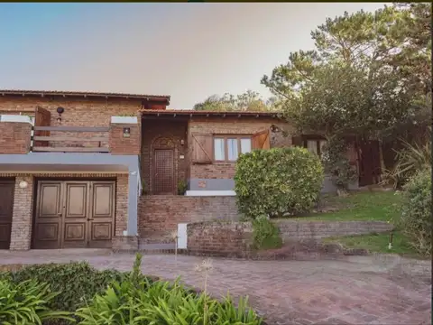Chalet en venta de 3 dormitorios c/ cochera en Zona Sur