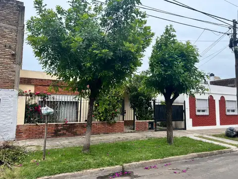 Casa en venta 3 ambientes con cochera en Moron Sur